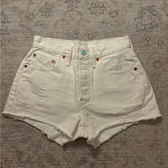 Levi’s 501 White ripped shorts size 26 (never been worn) - Picture 1 of 4